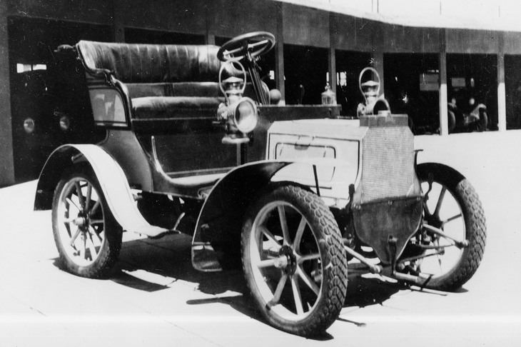 1904年に登場した「プジョー・タイプ69」。画期的な設計の小型車で、「ベベ（赤ちゃん）」の愛称で親しまれた。