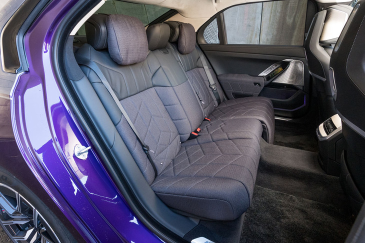 ホイールベースが3215mmもあるので、後席の足元はご覧のとおり。軽スーパーハイトワゴンなどとは違う、節度をもった広さだ。