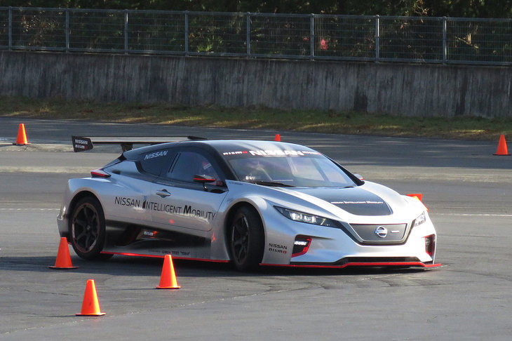試乗会の前に行われた松田選手によるデモ走行の様子。新型「リーフNISMO RC」は前後に2基のモーターを搭載しており、6.028のギアレシオを持つ市販のレーシングギアボックスを介して、車軸に動力を伝える。