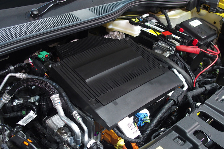 ジープ・アベンジャー ローンチエディション（フロントフード内部）