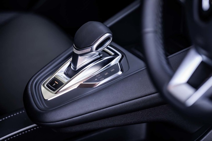 握りやすい形状のシフトノブは、軽いタッチで操作できる。ブレーキの回生力を高める「B」モードも選択可能。