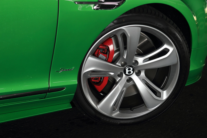 タイヤサイズは前後ともに275/35ZR21。テスト車にはオプションのスポーツアロイホイールが装備されていた。