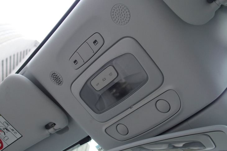 フィアット500eオープン（ソフトトップ開閉スイッチ）