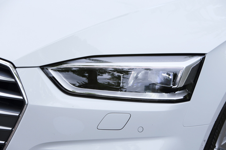 「S lineパッケージ」に含まれるマトリクスLEDヘッドランプ。18個のLED球を個別に制御することで、他車のドライバーを眩惑（げんわく）させることなく、広い照射範囲を実現している。