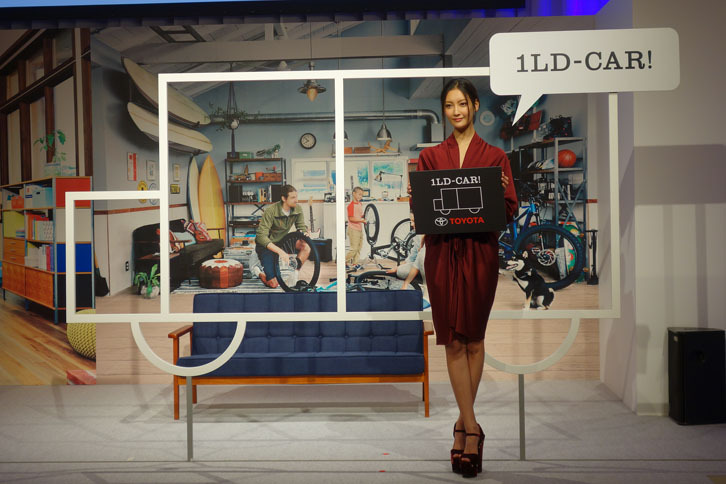 「タンク」のテレビCMに出演するタレントの菜々緒さん。こんなに長い足でも、車内では快適に過ごせたそうです。