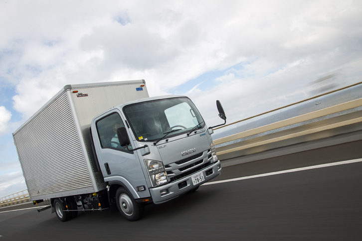 EVモードでの走行可能距離は、フル充電時で2～3km。ドライバーがアクセルを強く踏み込んだ場合、もしくは車速が25～30km/hを超えた場合、EVモードは自動で解除される。