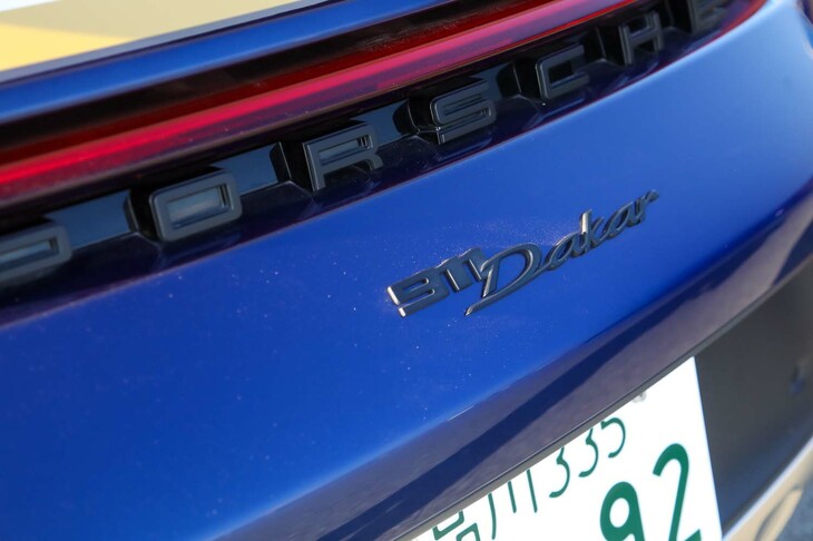 【ポルシェ911ダカールのスペック】
	ボディーサイズ：全長×全幅×全高＝4530×1864×1338mm／ホイールベース：2450mm／車重：1605kg／駆動方式：4WD／エンジン：3リッター水平対向6 DOHC 24バルブ ターボ／トランスミッション：8段AT／最高出力：480PS（353kW）/6500rpm／最大トルク：570N・m（58.1kgf・m）/2300-5000rpm／タイヤ：（前）245/45R19 102Y／（後）295/40R20 110Y（ピレリ・スコーピオン オールテレインプラス）／燃費：11.3リッター/100km（約8.8km/リッター、WLTPモード）／価格：3099万円
	 