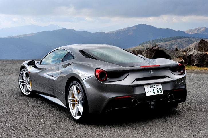 テスト車のボディーカラーは「グリージョ・フェッロ・メット」と呼ばれる、深いグレーのメタリックカラー。