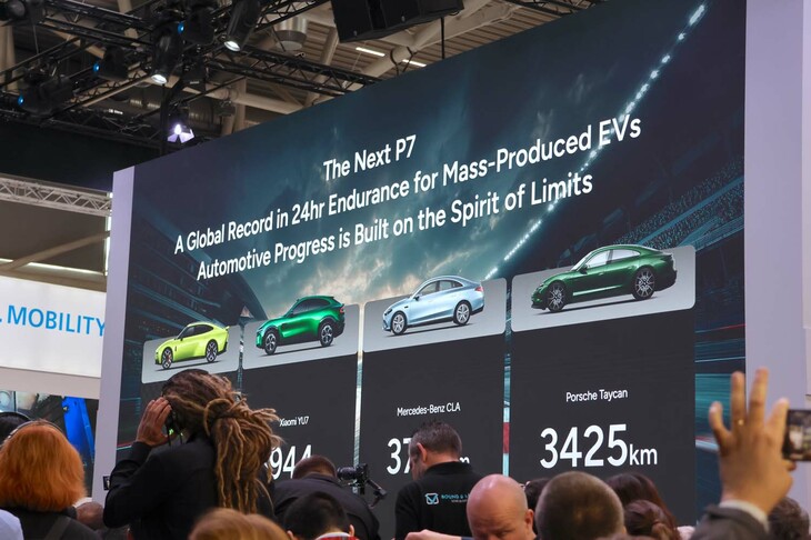 中国シャオペンの記者発表で。フラッグシップBEV「P7」の性能を示すスライド。米国のショーでよく見られるライバル車種とのあからさまな性能比較を、欧州に持ち込んでしまっているところに、彼らのたくましさを感じる。