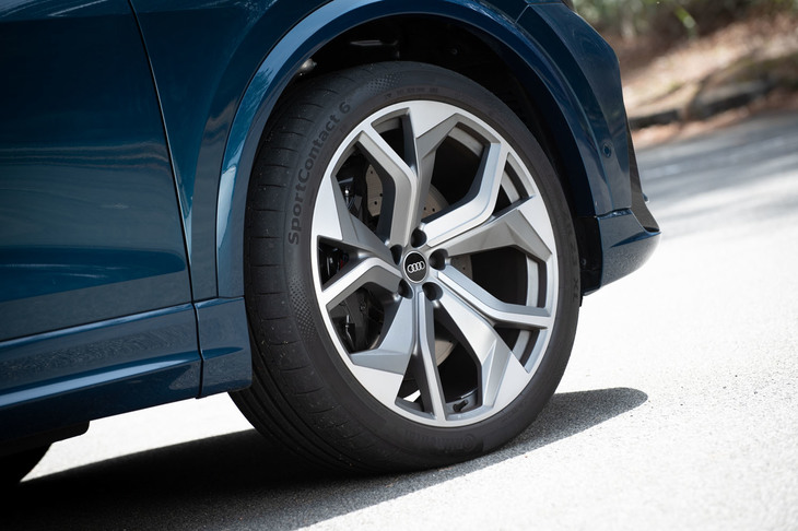 タイヤサイズは295/35R23と巨大。大径のアルミホイールには3種類のカラーリングが用意される。