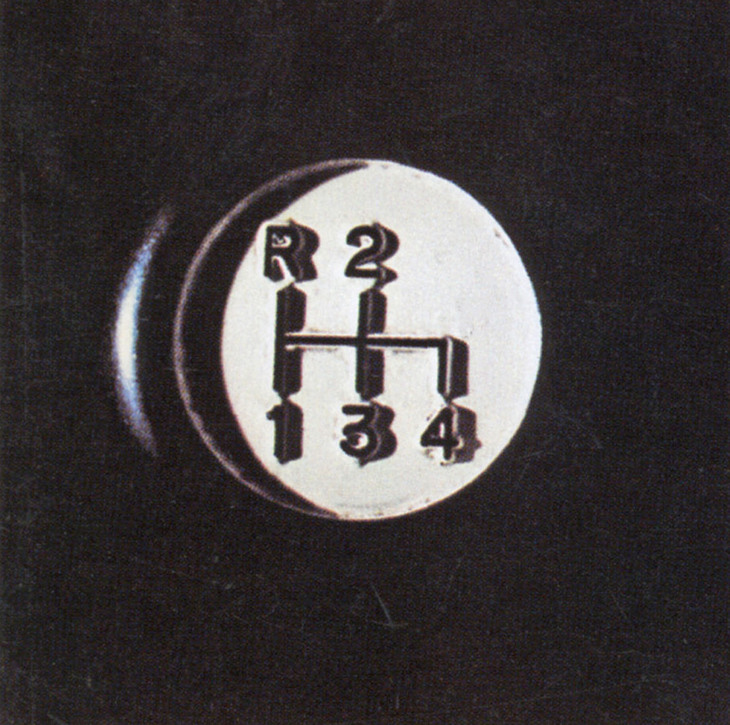 本来はコラムシフト用に設計されたギアボックス（3段＋OD）をフロアシフトにしたと思われる変則的なシフトパターン。このシフトノブ自体は翌1965年に登場した「スカイライン2000GT」のものである。