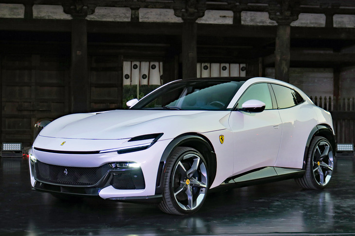 2022年11月に京都でアジア初公開された「フェラーリ・プロサングエ」。「ポルシェ・カイエン」の定常的な成功は、グループ内のライバル「ランボルギーニ・ウルス」をはじめ、「アストンマーティンDBX」、そして写真のプロサングエとフォロワーを生んだ。