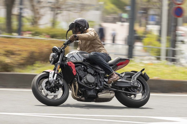 ストリートファイター的なスタイリングの「トライデント660」だが、その走りは過激さとは無縁。ビギナーから上級者までスポーツライディングを楽しめるに違いない。