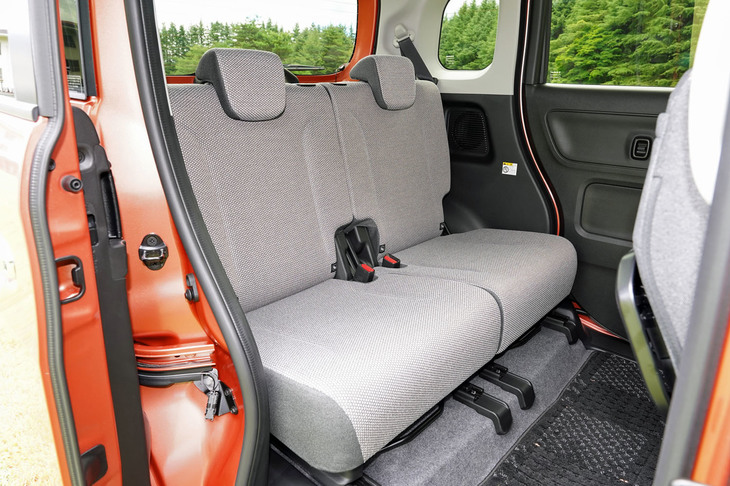 スズキ・ワゴンRスマイル ハイブリッドX（リアシート）