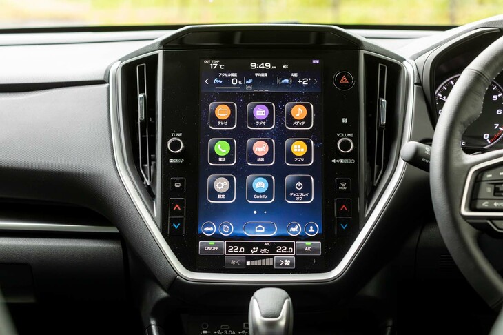 ダッシュ中央のタッチスクリーンは11.6インチ。画面は高精細で操作に対するレスポンスも素早いが、バックモニターなどの映像が横長にしか映らないのが今ひとつ。