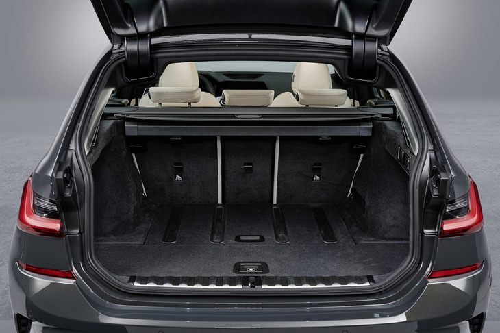 荷室容量は5人乗車の通常使用時で500リッター。後席を倒すと最大1510リッターに拡大できる。