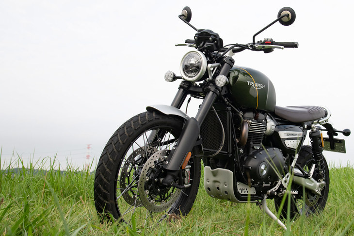 オフロードモデルらしく、フロントには21インチの大径タイヤを装備。ブレーキは前後ともにブレンボ製だ。