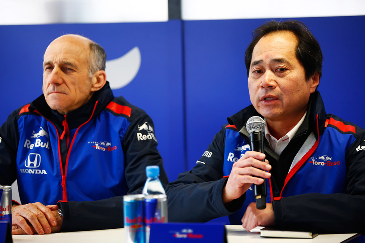 年初に行われたバルセロナテストにおいて、トロロッソのフランツ・トスト代表とともに記者会見に臨む田辺豊治F1テクニカルディレクター。