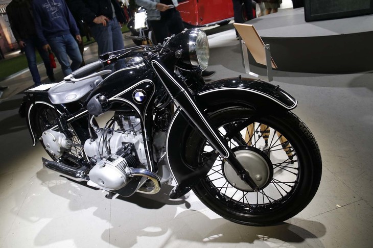 「BMW R17」（1936年）。4ストローク水平対向33hpエンジンを搭載し、最高速140km/hを誇った。当時市場で最もスポーティーな一台であると同時に、2千マルク超という価格は極めて高価であった。