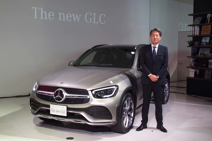 メルセデス・ベンツ日本の上野金太郎 代表取締役社長兼CEOと「GLC300 4MATIC」。