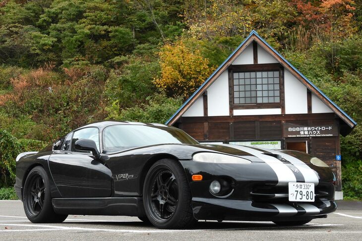 白山白川郷ホワイトロードの白川郷展望台にて。メカは元気だけどボディーはすっかりよれよれの「バイパー」。塗装は剥げ、熱で焼け、ホイールのセンターキャップはひとつ紛失してしまった。