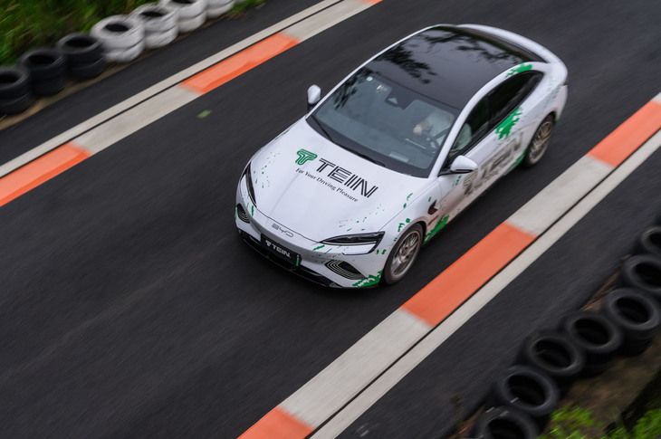 テインのダンパーは多くの製品に「H.B.S.（ハイドロバンプストッパー）」が備わっており、段差を乗り越えたときなどの底づきを抑制している。