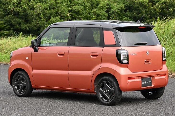 デザイン的には、既出の「日産サクラ」や「BYDラッコ」などとは違い、特段とがったところはなし。一見しただけでEVと見抜くのは、難しいほどだ。