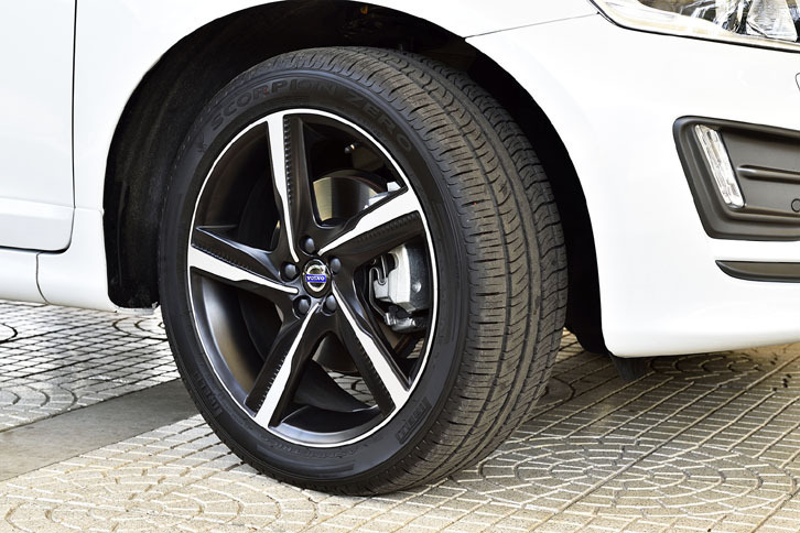 「XC60 T6 AWD R-DESIGN」のタイヤサイズは前後とも255/45R20。