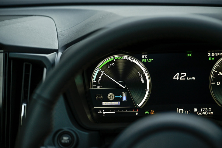スバルがストロングハイブリッドと呼ぶ「S：HEV」搭載モデルの12.3インチフル液晶メーターには、パワーメーターが組み込まれている。走行中にエネルギーのパワーフローを表示する。