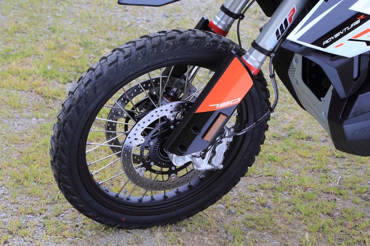 
	「790アドベンチャーR」のWP製フロントサスペンション。48mmの直径は、「790アドベンチャー」よりも5mm太い。
	