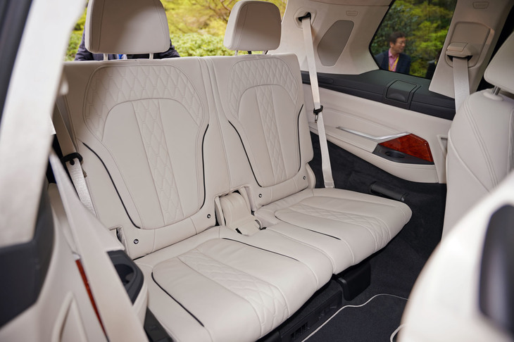 BMWアルピナXB7（3列目シート）