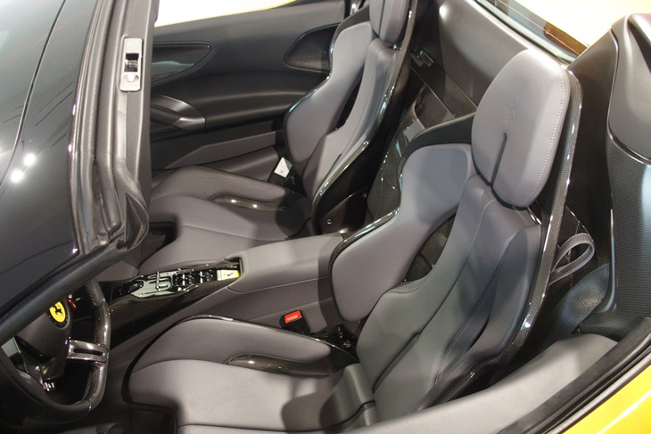 軽量なカーボンシェルを用いたバケットシート。