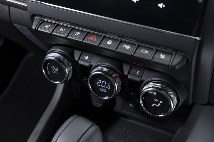 縦型9.3インチサイズのセンターディスプレイの下部に、フラットな形状の各種スイッチとダイヤル式のエアコン操作スイッチが並ぶ。現代的なハイテクと、直感的に使えるアナログ風味がバランスされているのも「アルカナ」の美点だ。
