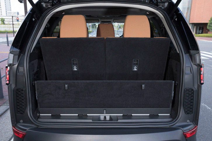 3列7人乗り仕様車の荷室容量は258～2406リッター。テスト車には電動でシートを格納できるオプションが装着されていた。（写真をクリックすると、シートが倒れる様子を見られます）