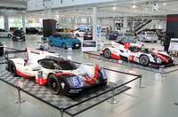 トヨタはルマン24時間レース開催に合わせて、自社のアミューズメント施設であるMEGA WEBに、自社のマシン（写真右）とポルシェのマシン（左）を並べて展示した。