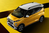 「eKクロス」をやや俯瞰（ふかん）から見た図。Aピラーの付け根へつながるボンネット左右の峰や、ヘッドランプの“目尻”からガラスエリアの下端を通ってCピラーへと伸びるラインに注目。