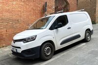 「トヨタ・プロエース シティー」。2022年4月、シエナ旧市街で撮影。