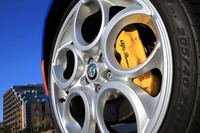 馬てい形のスポークとシルバーの塗装が目を引くアルミホイールは、「4Cスパイダー イタリア」の専用装備。タイヤサイズは前が205/40ZR18、後ろが235/35ZR19となっている。