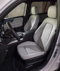 運転席と助手席の間には、高さのあるアームレスト兼小物入れが設けられている。