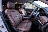 フロントシートには、電動調整機能とヒーターが標準で装備されている。ヘッドレスト下部やサイドサポート部分のキルティングデザイン、レザー表皮などで上質さを演出したという。