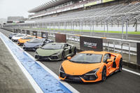 ボディーサイズは全長×全幅×全高＝4947×2033×1160mmで、ホイールベースは2779mm。サイズは「アヴェンタドール」と変わらないままホイールベースだけが80mm延びている。