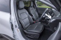 「インテンス テックパック」に装備されるレザーシート。前席はシートヒーター付きで、運転席には電動調整機構も備わる。