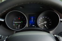 メーターは2眼式。中央の液晶画面には、走行距離などのほかに、先進安全装備の作動状況など各種情報を表示できる。