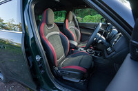 「ジョンクーパーワークス」専用のスポーツシート。表皮は合皮とスエード調素材の組み合わせで、シートヒーターが標準装備される。