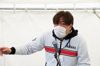 「E01」の特徴と実証実験の目的を語る、ヤマハ発動機GB統括部イノベーショングループの野村 靖氏。電動二輪に対する顧客ニーズと、それにこたえられる機能バランスの把握、インフラの知見獲得を目的としているという。