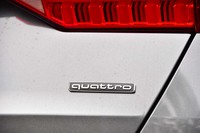 駆動方式はクワトロ（＝4WD）。前輪駆動をベースに適宜後輪にトルクを配分するほか、低負荷時にはプロペラシャフト以降をクラッチによって切断。シャフトを回すエネルギーも節約する。