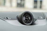 ダッシュボード中央に備わるクロック。盤面にはマセラティのエンブレムが輝く。