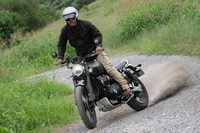 「スクランブラー1200」はスロットルの調律具合も秀逸。ライディングモードによっては、テールをスライドさせての豪快なライディングも楽しめる。