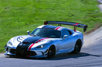 Gene5こと3代目「バイパー」の高性能グレード「ACR」。バカでかいGTウイングや刃物みたいなフロントリップ＆スプリッターを見れば分かるとおり、ほとんどサーキット専用車みたいなクルマである。