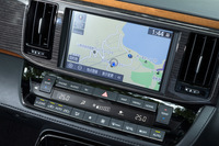 車載ナビと「トヨタスマートセンター」の最新情報を融合した「T-Connect SDナビゲーションシステム」を搭載。エアコンやオーディオの各種スイッチは実用的で、分かりやすく配置されている。運転席から後席の環境を整えることもできる。